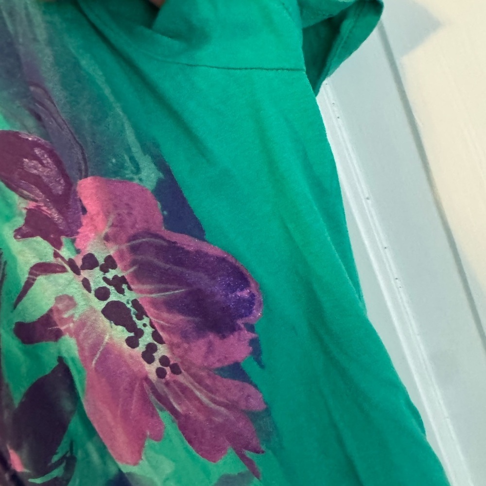 Beautiful happy flower tee shirt that can be dressed up or down. Must have - Picture 3 of 7